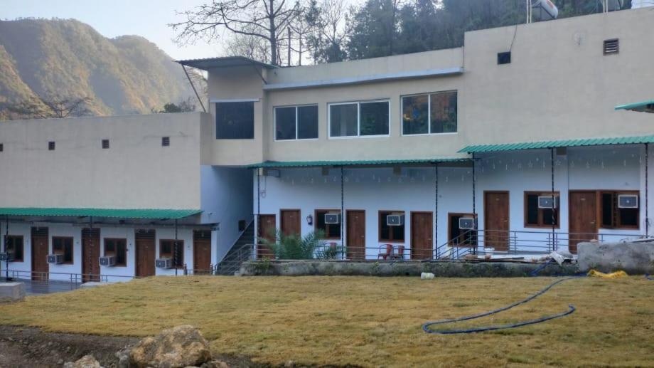 Hotel Studioz Sahastradhara Dehradun Exterior foto