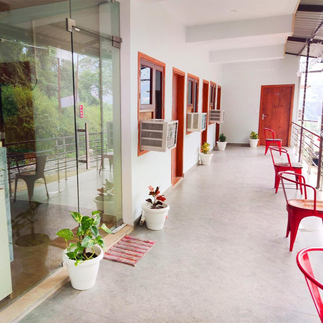 Hotel Studioz Sahastradhara Dehradun Exterior foto